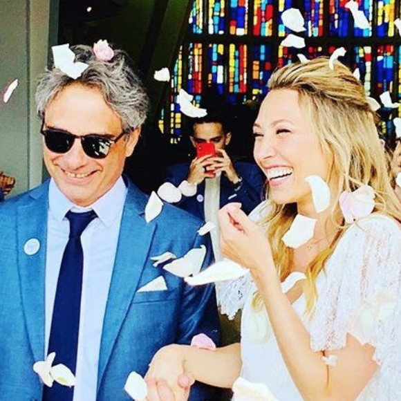 Laura Smet a épousé Raphaël Lancrey-Javal au Cap-Ferret le 15 juin 2019, jour de la naissance du père de l'actrice, Johnny Halliday. La mariée était vêtue d'une robe Delphine Manivet.