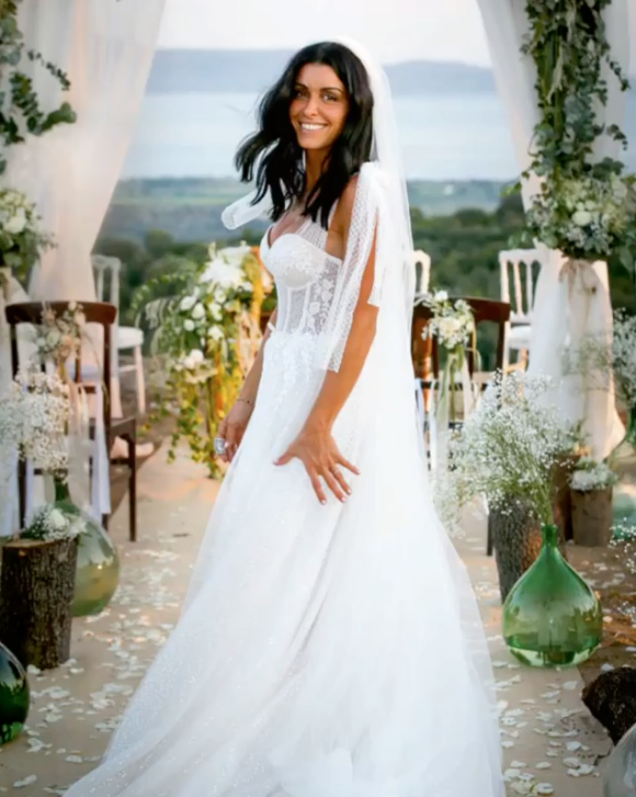 Jenifer a célébré son mariage avec Ambroise en Corse le 21 août 2019. En couverture du magazine "Paris Match" le 5 septembre, elle se dévoile en robe de mariée.