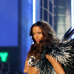 Noémie Lenoir participe au défilé Victoria's Secret 2007 à Los Angeles. Le 15 novembre 2007.