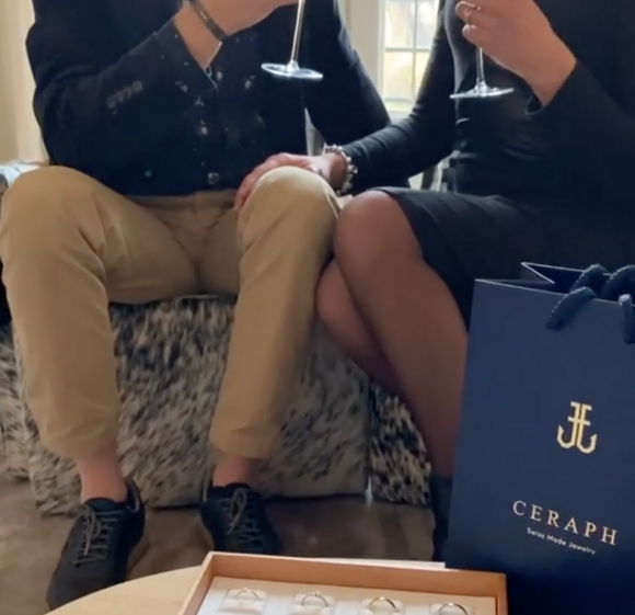 La mère d'Iris Mittenaere, Laurence Druart, dévoile ses alliance sur Instagram le 22 novembre 2019.