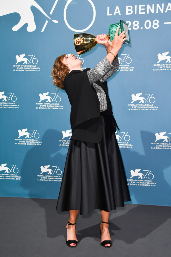 Ariane Ascaride (Coupe Volpi de la Meilleure Actrice pour "Gloria Mundi") dans la press-room du 76ème Festival International du Film de Venise (Mostra), le 7 septembre 2019.