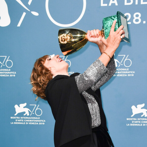 Ariane Ascaride (Coupe Volpi de la Meilleure Actrice pour "Gloria Mundi") dans la press-room du 76ème Festival International du Film de Venise (Mostra), le 7 septembre 2019.