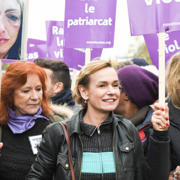 Eva Darlan, Sandrine Bonnaire et Alexandra Lamy - De nombreuses artistes et personnalités marchent contre les violences sexistes et sexuelles (marche organisée par le collectif NousToutes) de place de l'Opéra jusqu'à la place de la Nation à Paris le 23 Novembre 2019 © Coadic Guirec / Bestimage