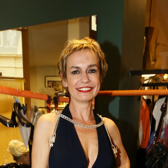 Exclusif - Sandrine Bonnaire en backstage du défilé de la styliste Nathalie Garçon pour l'association "Over fifty...et alors" à la galerie Vivienne à Paris le 17 juin 2019. C'est sous les ors de la galerie Vivienne que la styliste Nathalie Garçon, initiatrice de l'association "Over fifty...et alors", a organisé un défilé de mode afin de faire évoluer la visibilité et le regard porté sur les femmes de plus de cinquante ans. © Dominique Jacovides / Bestimage