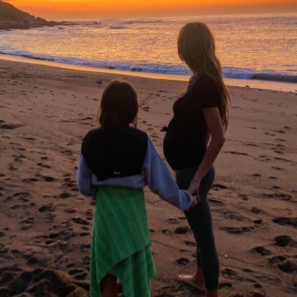 Hugo Clément a partagé cette photo d'Alexandra Rosenfeld, enceinte, avec sa fille, sur Instagram le 28 octobre 2019