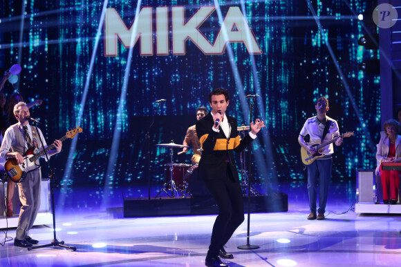 Mika sur le plateau de l'émssion télé "Domenica In Roma" à Rome le 13 octobre 2019.