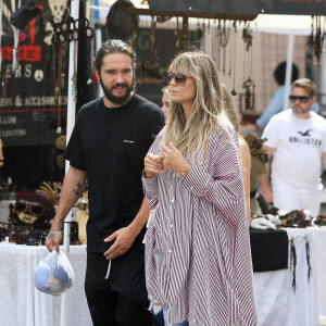 Exclusif - Heidi Klum se promène avec sa fille Helene et son mari Tom Kaulitz au Farmers Market à Los Angeles. La petite famille est arrivée en Bentley orange et a fait du shopping. Le 22 septembre 2019