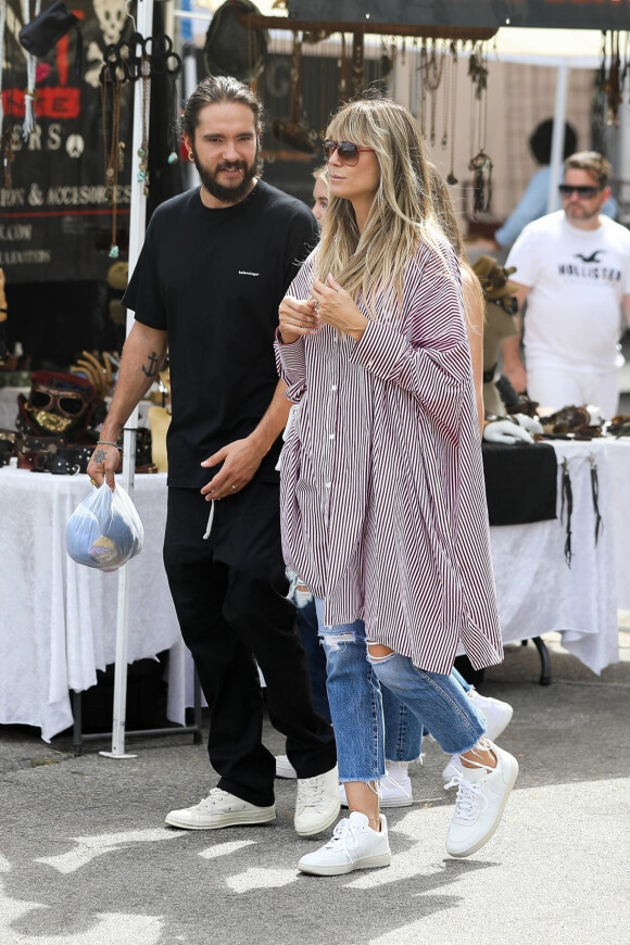 Exclusif - Heidi Klum se promène avec sa fille Helene et son mari Tom Kaulitz au Farmers Market à Los Angeles. La petite famille est arrivée en Bentley orange et a fait du shopping. Le 22 septembre 2019