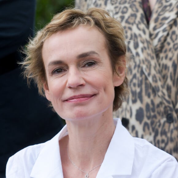 Sandrine Bonnaire - Inauguration d'un banc en hommage à Agnès Varda et Jacques Demy sur le Méridien de l'Amour, le long de la promenade Marcel Proust à Cabourg lors du 33e Festival du Film Romantique de Cabourg, le 15 juin 2019. © Giancarlo Gorassini/Bestimage