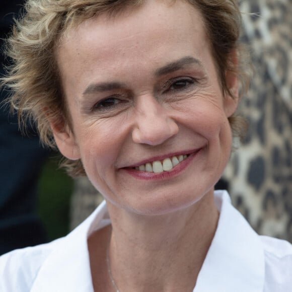 Sandrine Bonnaire - Inauguration d'un banc en hommage à Agnès Varda et Jacques Demy sur le Méridien de l'Amour, le long de la promenade Marcel Proust à Cabourg lors du 33e Festival du Film Romantique de Cabourg, le 15 juin 2019. @Aurore Marechal/ABACAPRESS.COM