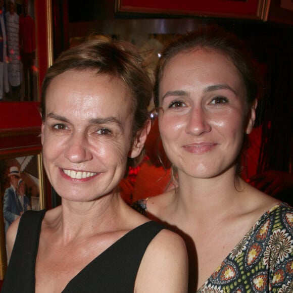 Sandrine Bonnaire et sa fille Jeanne - Michou fête son 88e anniversaire dans son cabaret avec ses amis à Paris le 18 juin 2019. © JLPPA/Bestimage