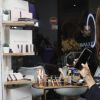 Exclusif - Kenza Sadoun el Glaoui se fait maquiller par Mélodie Glam lors de la soirée d'ouverture de l'institut "Les jardins de Nana" à Paris le 27 novembre 2019. © Christophe Clovis / Bestimage