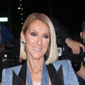 Celine Dion arbore un total look jean veste et cravate à la sortie de son hôtel à New York, le 14 novembre 2019.