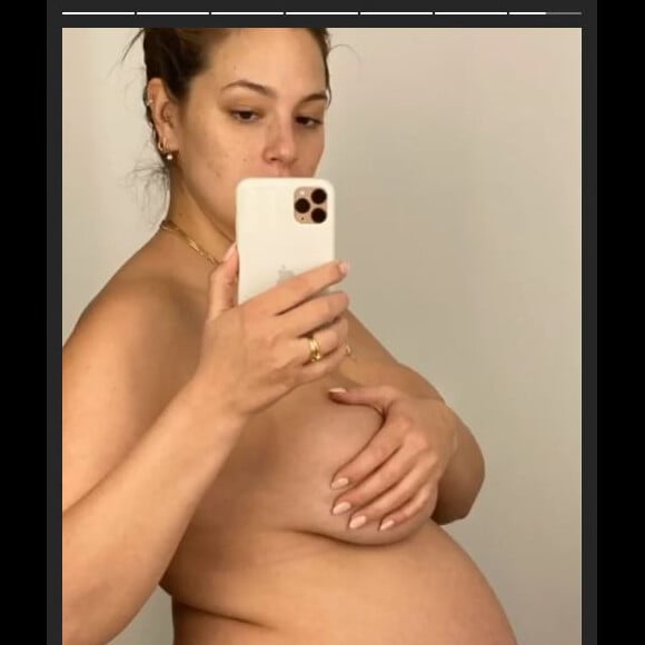 Ashley Graham partage une photographie entièrement nue sur les réseaux sociaux le 29 novembre 2019.