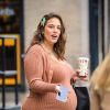 Exclusif - Ashley Graham enceinte, un café à la main, dans les rues de New York, le 18 novembre 2019.18/11/2019 - New York