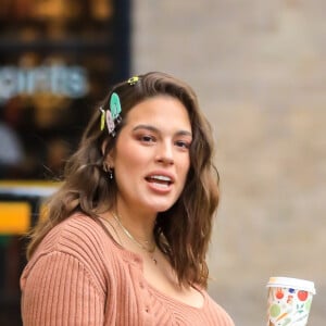 Exclusif - Ashley Graham enceinte, un café à la main, dans les rues de New York, le 18 novembre 2019.18/11/2019 - New York