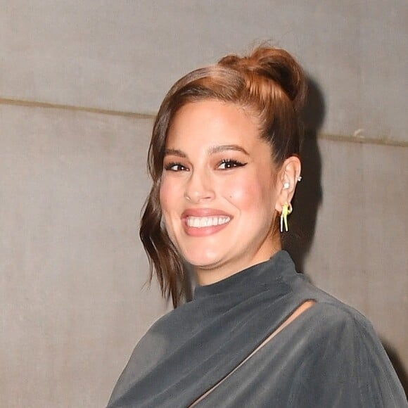 Ashley Graham, enceinte, quitte les studios de l'émission "The Today Show" à New York, le 30 octobre 2019.