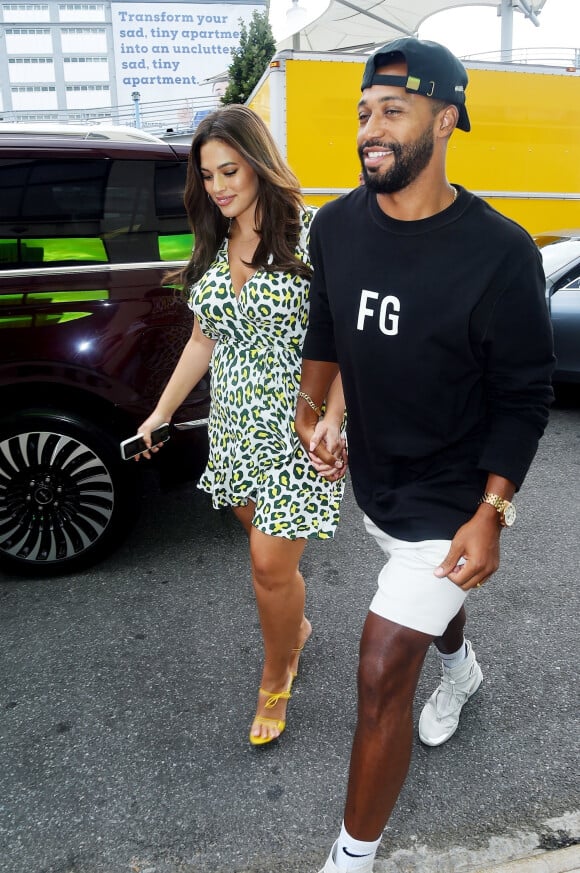 Ashley Graham (enceinte) et son mari Justin Ervin arrivent au défilé Prêt à porter Serena Williams Printemps/Eté 2020 lors de la Fashion Week de New York City, New York, Etats-Unis, le 10 septembre 2019.10/09/2019 - New York