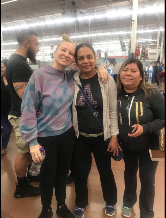 Sia paye les courses de tous les clients d'un supermarché pour Thanksgiving. Palm Springs, Californie. Le jeudi 28 novembre 2019.