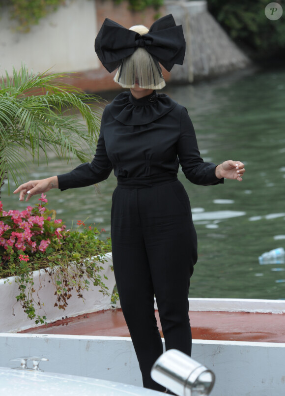 Sia quitte l'hôtel Excelsior lors du 72e festival du film de Venise (la Mostra), le 6 septembre 2015.