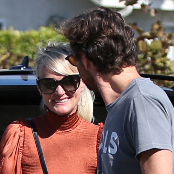 Laeticia Hallyday est allée déjeuner au restaurant MTN Venice avec sa mère Françoise Thibaut, son compagnon Pascal Balland et sa fille Mathilde à Los Angeles, le 19 octobre 2019.