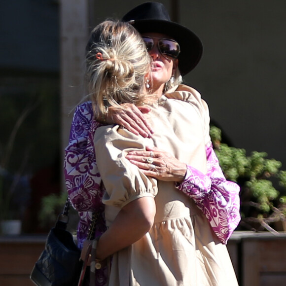Laeticia Hallyday est allée déjeuner avec Marilyne Issartier et Marine (l'ex femme de son compagnon Pascal Balland) au restaurant "Kiff Kafe" à Los Angeles le 2 octobre 2019.