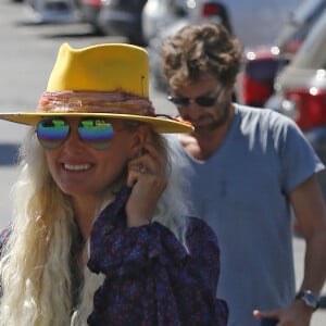 Laeticia Hallyday, son nouveau compagnon Pascal Balland et Maryline Issartier vont déjeuner dans un restaurant de sushi à Los Angeles, proche de l'école des filles de Laeticia. Le 13 septembre 2019