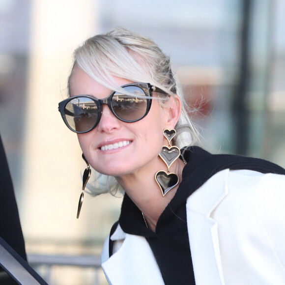 Laeticia Hallyday arrive en famille avec ses filles et sa mère à l'aéroport Roissy CDG le 19 novembre 2019.