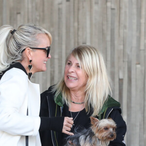 Françoise Thibault, la mère de Laeticia Hallyday - Laeticia Hallyday arrive en famille avec ses filles et sa mère à l'aéroport Roissy CDG le 19 novembre 2019.