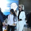 Laeticia Hallyday, sa fille Jade - Laeticia Hallyday arrive en famille avec ses filles et sa mère à l'aéroport Roissy CDG le 19 novembre 2019.