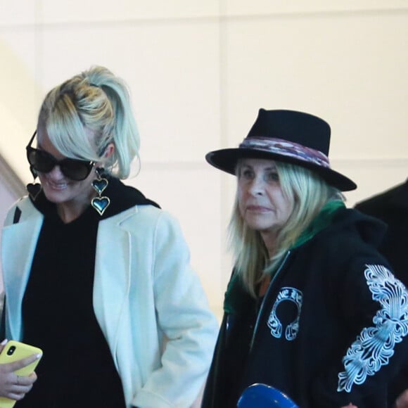 Jade et Joy, Laeticia Hallyday, Jimmy Refas, Françoise Thibault, la mère de Laeticia Hallyday - Laeticia Hallyday arrive en famille avec ses filles et sa mère à l'aéroport Roissy CDG le 19 novembre 2019.