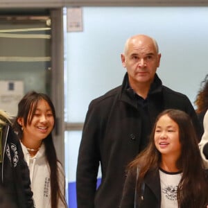 Françoise Thibault, la mère de Laeticia Hallyday, Jade, Jimmy Refas, Joy, Laeticia Hallyday - Laeticia Hallyday arrive en famille avec ses filles et sa mère à l'aéroport Roissy CDG le 19 novembre 2019