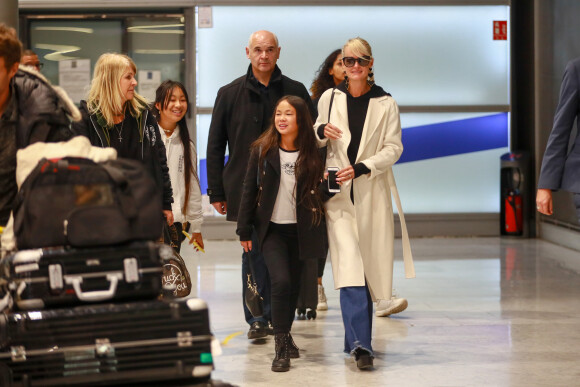 Françoise Thibault, la mère de Laeticia Hallyday, Jade, Jimmy Refas, Joy, Laeticia Hallyday - Laeticia Hallyday arrive en famille avec ses filles et sa mère à l'aéroport Roissy CDG le 19 novembre 2019