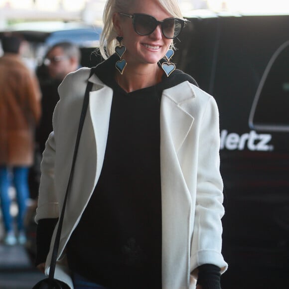 Laeticia Hallyday - Laeticia Hallyday arrive en famille avec ses filles et sa mère à l'aéroport Roissy CDG le 19 novembre 2019