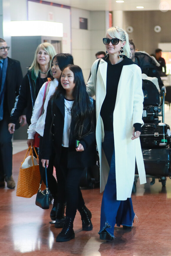 Françoise Thibault, la mère de Laeticia Hallyday, Jade, Joy, Laeticia Hallyday - Laeticia Hallyday arrive en famille avec ses filles et sa mère à l'aéroport Roissy CDG le 19 novembre 2019.