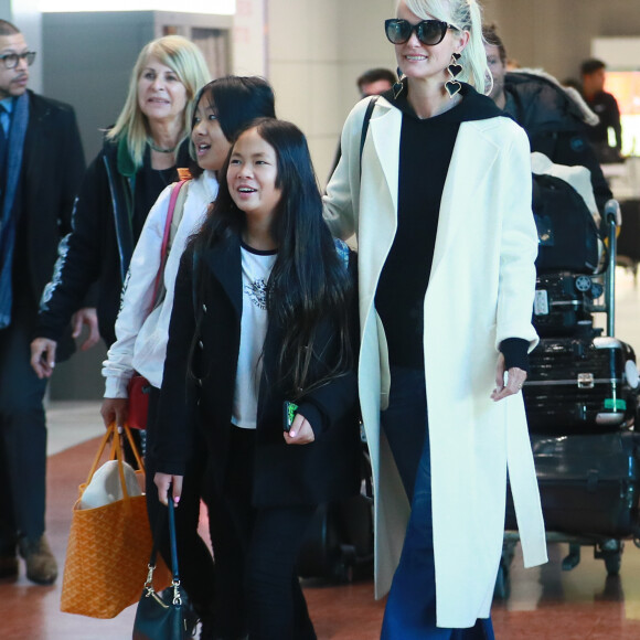 Françoise Thibault, la mère de Laeticia Hallyday, Jade, Joy, Laeticia Hallyday - Laeticia Hallyday arrive en famille avec ses filles et sa mère à l'aéroport Roissy CDG le 19 novembre 2019.
