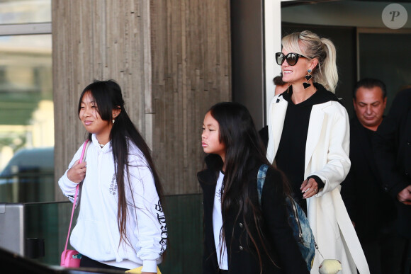 Laeticia Hallyday, ses filles Jade et Joy - Laeticia Hallyday arrive en famille avec ses filles et sa mère à l'aéroport Roissy CDG le 19 novembre 2019.