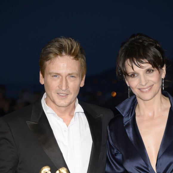 Benoit Magimel, Swann d'Or du meilleur acteur et Juliette Binoche, présidente du jury - Remise des prix pendant la soirée de clôture du 29e Festival de Cabourg. Le 13 juin 2015.