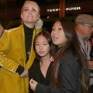 Laeticia Hallyday et ses filles Jade et Joy arrivent à la soirée "Johnny Hallyday, Un soir à l'Olympia" à Paris le 1er décembre 2019.