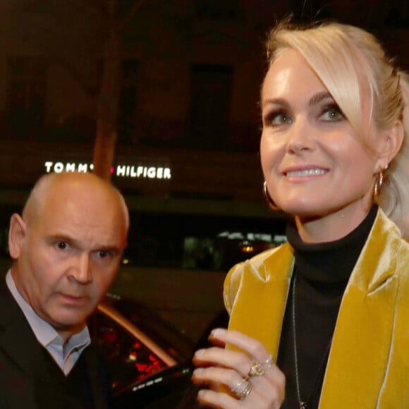 Laeticia Hallyday arrive à la soirée "Johnny Hallyday, Un soir à l'Olympia" à Paris le 1er décembre 2019.