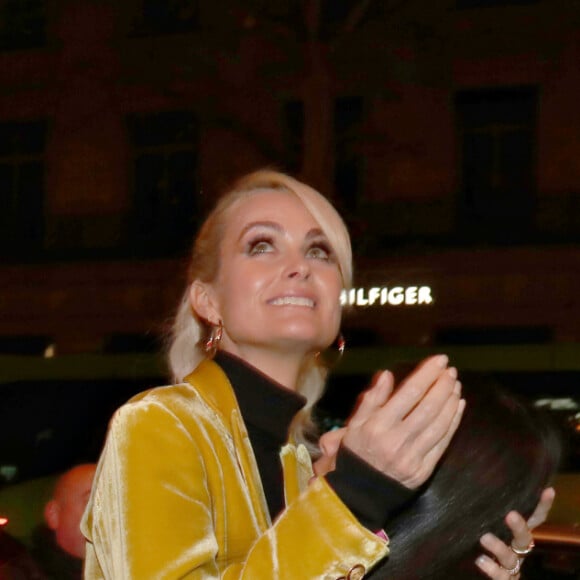 Laeticia Hallyday et ses filles Jade et Joy arrivent à la soirée "Johnny Hallyday, Un soir à l'Olympia" à Paris le 1er décembre 2019.