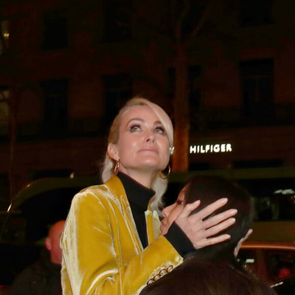 Laeticia Hallyday et ses filles Jade et Joy arrivent à la soirée "Johnny Hallyday, Un soir à l'Olympia" à Paris le 1er décembre 2019.