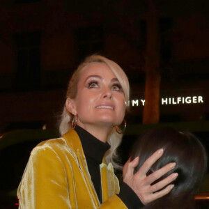 Laeticia Hallyday et ses filles Jade et Joy arrivent à la soirée "Johnny Hallyday, Un soir à l'Olympia" à Paris le 1er décembre 2019.