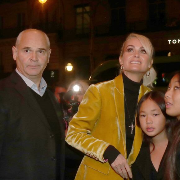 Laeticia Hallyday et ses filles Jade et Joy arrivent à la soirée "Johnny Hallyday, Un soir à l'Olympia" à Paris le 1er décembre 2019.