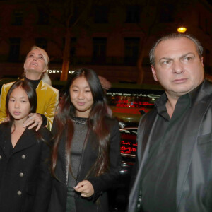 Laeticia Hallyday et ses filles Jade et Joy arrivent à la soirée "Johnny Hallyday, Un soir à l'Olympia" à Paris le 1er décembre 2019.