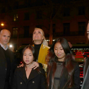 Laeticia Hallyday et ses filles Jade et Joy arrivent à la soirée "Johnny Hallyday, Un soir à l'Olympia" à Paris le 1er décembre 2019.