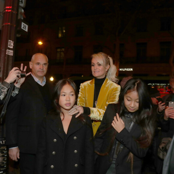 Laeticia Hallyday et ses filles Jade et Joy arrivent à la soirée "Johnny Hallyday, Un soir à l'Olympia" à Paris le 1er décembre 2019.
