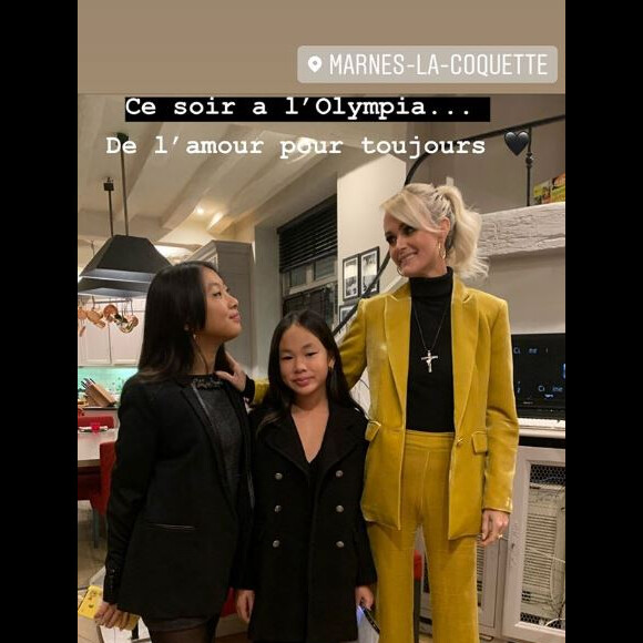 Laeticia Hallyday avec ses filles Jade et Joy dans leur maison de Marnes-la-Coquette avant de partir pour l'Olympia. Le 1er décembre 2019.