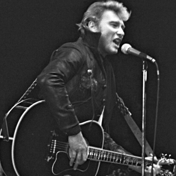 Johnny Hallyday en duo avec Eddy Mitchell sur la scène de l'Olympia le 15 décembre 1980.
