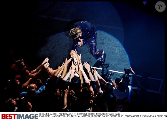 Exclusif - Johnny Hallyday sur scène salue son public en concert à l'Olympia à Paris en août 2000.